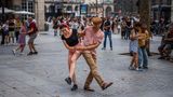 Darf ich bitten? Paare tanzen auf dem Place Colette im Zentrum von Paris