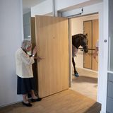 Tierischer Besuch im Seniorenheim: Eine Rentnerin begrüßt die zehnjährige Stute Dounka, die im Wohnheim im ostfranzösischen Ornans mit den Senioren arbeitet