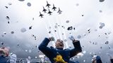 Da fliegen die Mützen: Kadetten feiern während ihrer Abschlussfeier an der United States Air Force Academy, nördlich von Colorado Springs in El Paso County, im US-Bundesstaat Colorado. Hoffentlich hat jeder seine Kappe wiedergefunden.