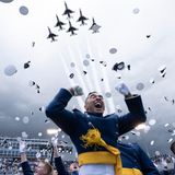Da fliegen die Mützen: Kadetten feiern während ihrer Abschlussfeier an der United States Air Force Academy, nördlich von Colorado Springs in El Paso County, im US-Bundesstaat Colorado. Hoffentlich hat jeder seine Kappe wiedergefunden.