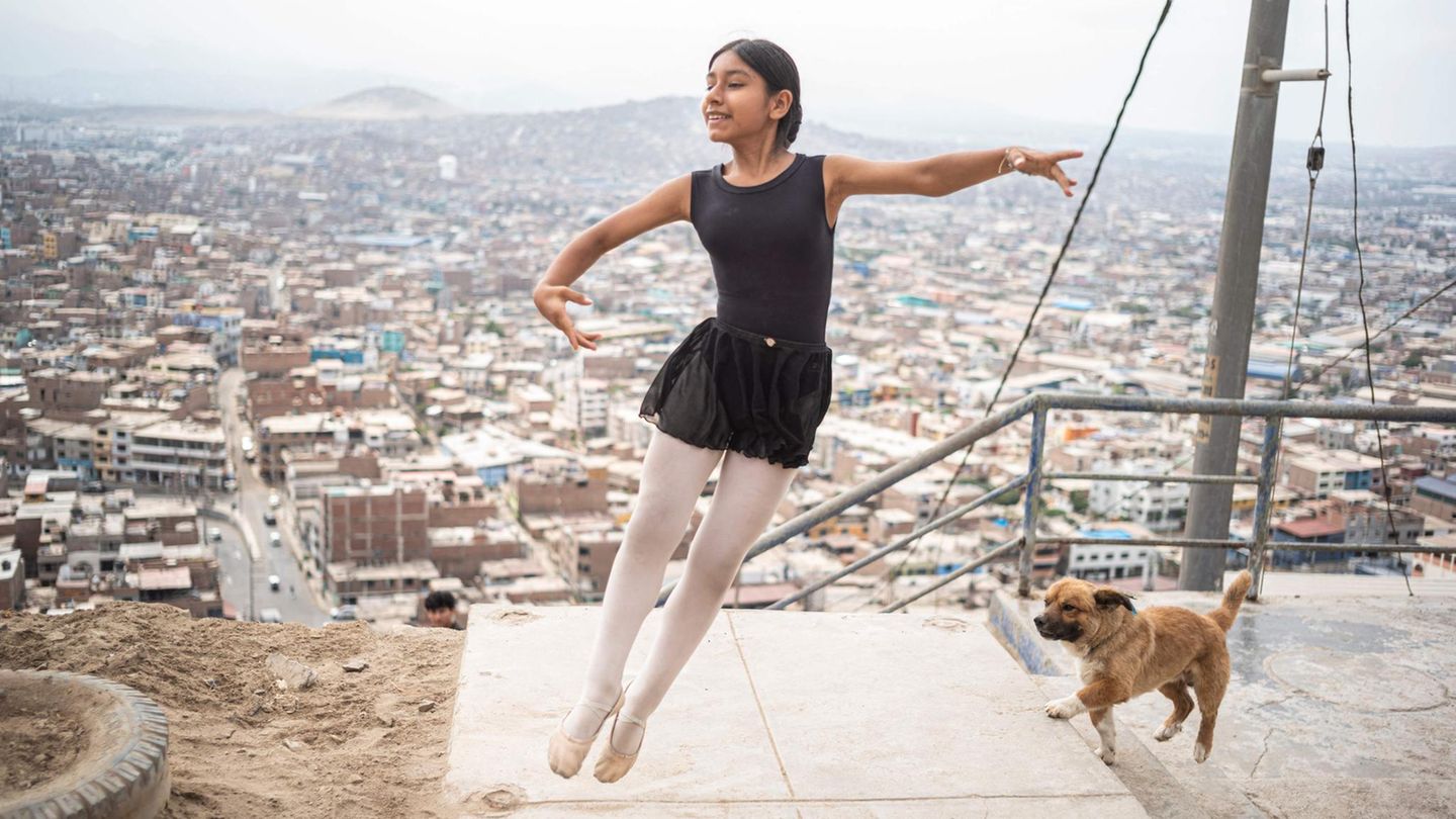 Primaballerina Ballettschülerin Keith Chavez, 12, tanzt im Viertel San Genaro im Bezirk Chorrillos, südlich von Lima, Peru. Sie gehört zu einer Gruppe von Mädchen, die auf einem trockenen Hügel auf einer steinigen und staubigen Straße in Trikots auf Zehenspitzen üben.