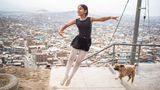Ballettschülerin Keith Chavez, 12, tanzt im Viertel San Genaro im Bezirk Chorrillos, südlich von Lima, Peru. Sie gehört zu einer Gruppe von Mädchen, die auf einem trockenen Hügel auf einer steinigen und staubigen Straße in Trikots auf Zehenspitzen üben.
