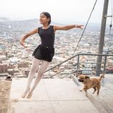 Ballettschülerin Keith Chavez, 12, tanzt im Viertel San Genaro im Bezirk Chorrillos, südlich von Lima, Peru. Sie gehört zu einer Gruppe von Mädchen, die auf einem trockenen Hügel auf einer steinigen und staubigen Straße in Trikots auf Zehenspitzen üben.
