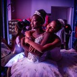 Die Tänzerinnen Pauline Okumu (M.) und Natalia Como (r.) umarmen sich hinter der Bühne während einer Aufführung von "Der Nussknacker" im Kenya National Theatre in Nairobi. Das Dance Centre Kenya (DCK) hat sich zu Kenias führender und vielseitigster Tanzschule entwickelt, die es sich zur Aufgabe gemacht hat, talentierte Tänzerinnen und Tänzer auszubilden – unabhängig davon, ob sie sich die Ausbildung leisten können oder nicht. Das Patenschaftsprogramm des DCK hat sich bereits auf das Leben vieler aufstrebender Tänzerinnen und Tänzer aus benachteiligten Verhältnissen ausgewirkt, von denen einige an Ausbildungsprogrammen renommierter internationaler Ballettschulen im Ausland teilgenommen haben.