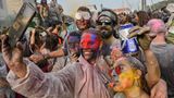Feierwütige halten mit einem Selfie ihre Teilnahme am traditionellen "Mehlkrieg" fest