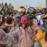 Feierwütige halten mit einem Selfie ihre Teilnahme am traditionellen "Mehlkrieg" fest