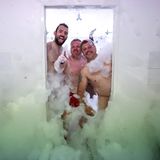 Spieler feiern ihren Sieg in den mit Schaum gefüllten Duschen der Umkleideräume