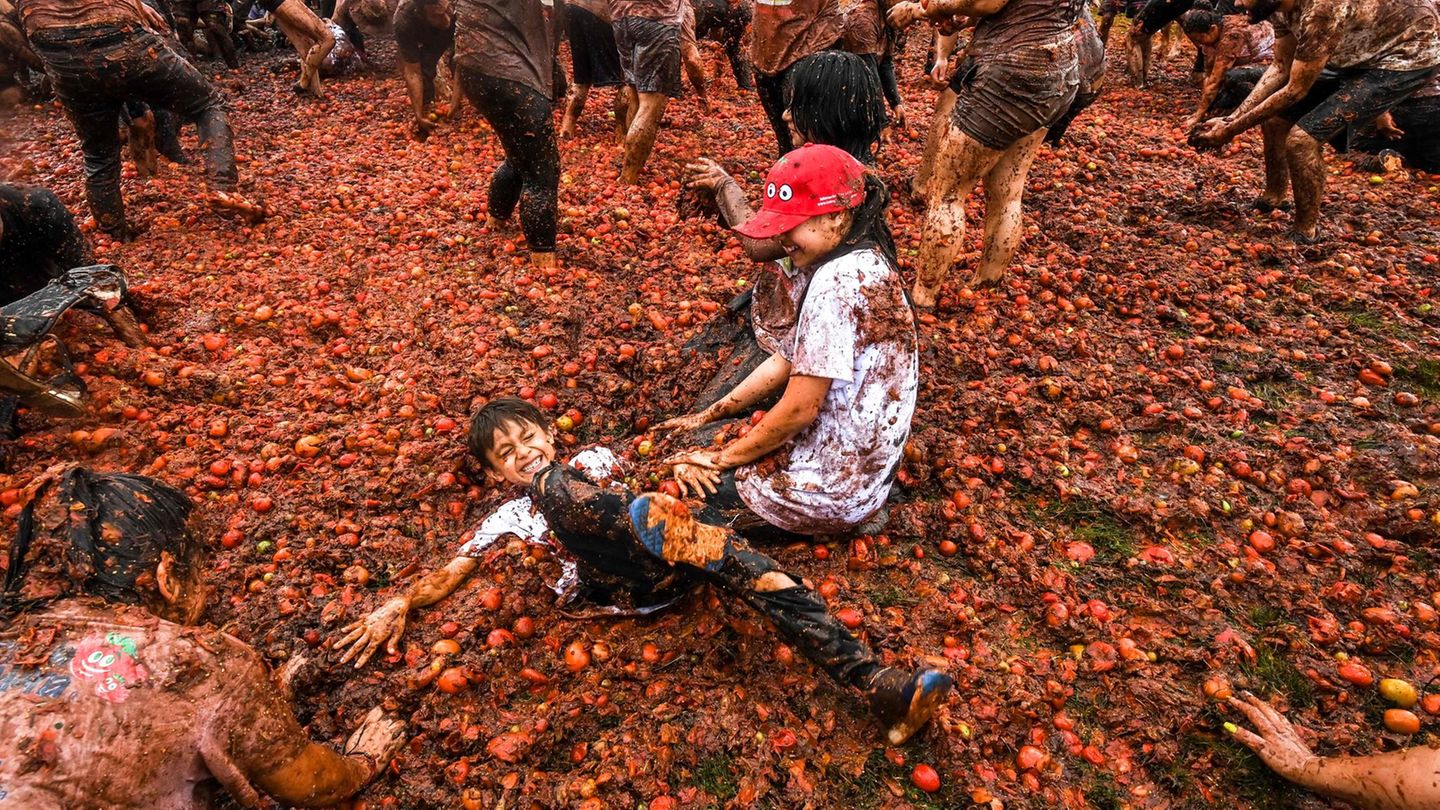Kinder nehmen am 11. Juni in Sutamarchan, Kolumbien, am zehnten jährlichen Tomatenkampffestival teil