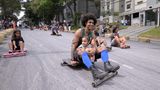Seifenkistenfahrer rasen im brasilianischen Belo Horizonte bergab
