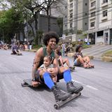 Seifenkistenfahrer rasen im brasilianischen Belo Horizonte bergab