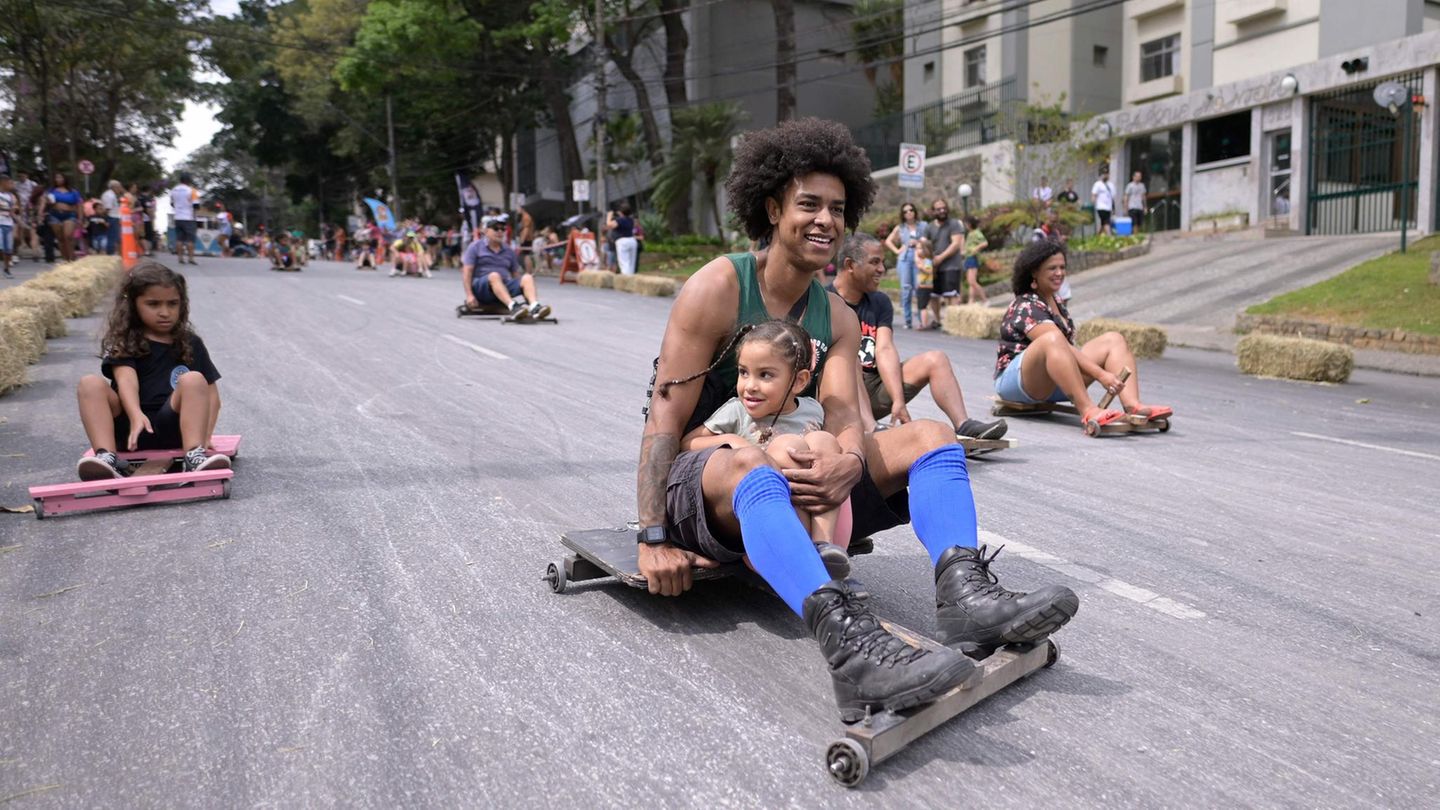 Ab gehts! Seifenkistenfahrer rasen im brasilianischen Belo Horizonte bergab