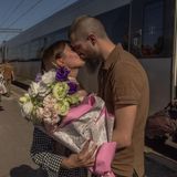 Der ukrainische Soldat Oleksiy (r) küsst seine Frau Maryna, die mit dem Zug aus Kiew gekommen ist