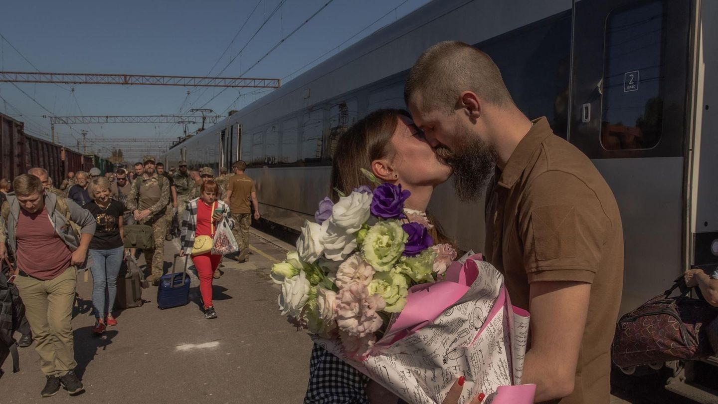 Der ukrainische Soldat Oleksiy (r) küsst seine Frau Maryna, die mit dem Zug aus Kiew gekommen ist