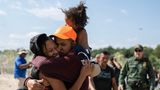 Eine kleine Migrantenfamilie aus Venezuela freut sich und liegt sich in den Armen