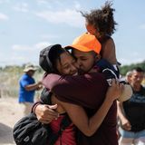 Eine kleine Migrantenfamilie aus Venezuela freut sich und liegt sich in den Armen