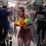 Während wir in Deutschland das neue Jahr mit Feuerwerk und Böllern begrüßen, feiert man in anderen Teilen der Welt das neue Jahr mit Wasserpistolen: Diese junge Frau liefert sich am Vorabend des thailändischen Neujahrsfestes (Songkran) in Bangkok eine Wasserschlacht mit anderen Feiernden. Da das Fest im April gefeiert wird, dürften die Wasserspiele eine Wohltat bei den schwülen Temperaturen in Thailands Hauptstadt sein. Songkran ist aber vor allem ein Familienfest, an dem die Älteren, die Ahnen und die heiligen Buddha-Statuen geehrt werden. Das Ausgießen von Wasser ist ein wichtiger Akt während des Neujahrsfestes und symbolisiert Reinigung, Ehrfurcht und Glück. Auch das Bespritzen von Familien und Freunden gehört zu den Bräuchen. Mit der Wasserpistole macht das noch mehr Spaß.