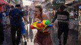 Während wir in Deutschland das neue Jahr mit Feuerwerk und Böllern begrüßen, feiert man in anderen Teilen der Welt das neue Jahr mit Wasserpistolen: Diese junge Frau liefert sich am Vorabend des thailändischen Neujahrsfestes (Songkran) in Bangkok eine Wasserschlacht mit anderen Feiernden. Da das Fest im April gefeiert wird, dürften die Wasserspiele eine Wohltat bei den schwülen Temperaturen in Thailands Hauptstadt sein. Songkran ist aber vor allem ein Familienfest, an dem die Älteren, die Ahnen und die heiligen Buddha-Statuen geehrt werden. Das Ausgießen von Wasser ist ein wichtiger Akt während des Neujahrsfestes und symbolisiert Reinigung, Ehrfurcht und Glück. Auch das Bespritzen von Familien und Freunden gehört zu den Bräuchen. Mit der Wasserpistole macht das noch mehr Spaß.