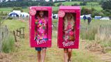 Als Barbie und Ken verkleidete Teilnehmer treffen bei den Weltmeisterschaften im Moorschnorcheln in Wales ein