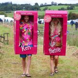 Als Barbie und Ken verkleidete Teilnehmer treffen bei den Weltmeisterschaften im Moorschnorcheln in Wales ein