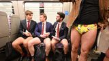 Männer fahren ohne Hose in der Londoner U-Bahn