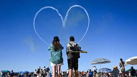 Zauscher sehen ein von einem Kunstflugteam in den Himmel gezeichnetes Herz
