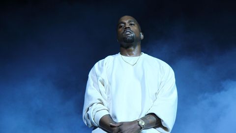 Kanye West bei einem Auftritt auf der Bühne