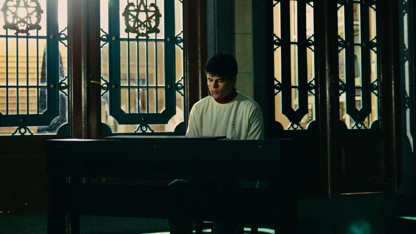 Musiker Íñigo Quintero spielt Klavier