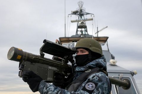 Ein ukrainischer Soldat steht mit einer Flugabwehrrakete auf einem Boot im Schwarzen Meer. 