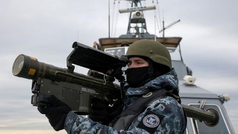 Ein ukrainischer Soldat steht mit einer Flugabwehrrakete auf einem Boot im Schwarzen Meer. 