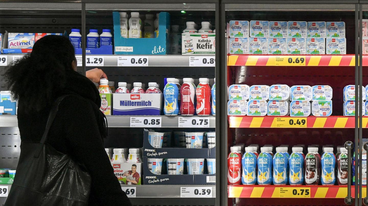 Milchprodukte in einem Kühlregal in einem Berliner Penny-Markt: Die leeren Flaschen sollen ab 2024 im Pfandautomaten landen