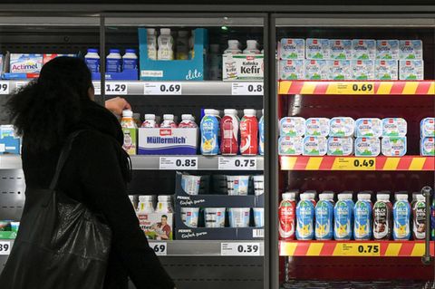 Milchprodukte in einem Kühlregal in einem Berliner Penny-Markt: Die leeren Flaschen sollen ab 2024 im Pfandautomaten landen