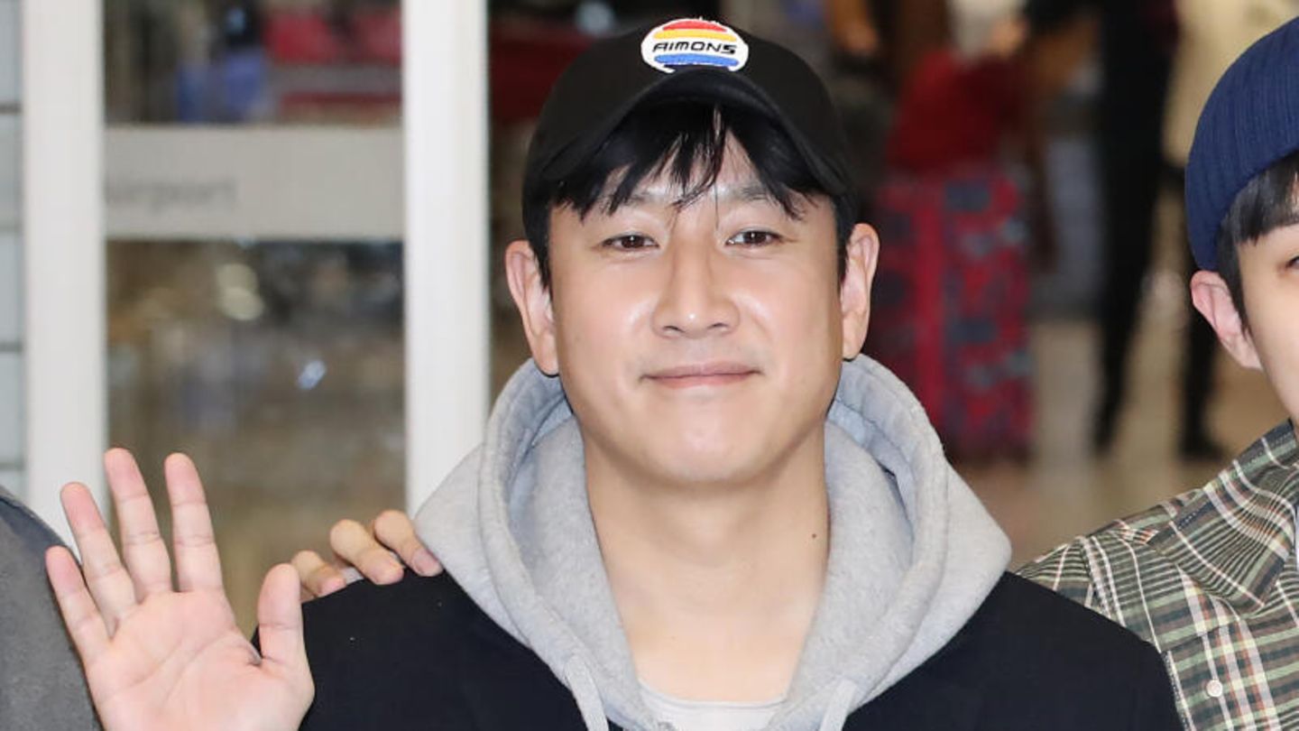 Am 27. Dezember verstarb der koreanische Schauspieler Lee Sun-kyun. Er wurde Medienberichten zufolge in einem Auto an einem Park in seiner Heimatstadt Seoul tot aufgefunden. Lee wurde 2019 mit dem Spielfilm "Parasite" weltberühmt. Die Gesellschaftssatire wurde 2020 als erster nicht-englischsprachiger Film mit dem Oscar für den besten Film und außerdem für den besten internationalen Film, die beste Regie und das beste Originaldrehbuch ausgezeichnet.   Zuletzt soll Lee immer wieder Probleme auf Grund seines Drogenkonsums gehabt haben, wie Medien berichten. Das sei auch der Grund, warum mehr und mehr Produktions- und Werbefirmen Abstand von dem Schauspieler nahmen. Zwischen dem 23. und 24. Dezember soll er für 19 Stunden in einer polizeilichen Untersuchung gewesen sein.   Der 48-Jährige soll sich mutmaßlich suizidiert haben. Er soll eine Notiz hinterlassen haben, die sich wie ein Testament liest. Insbesondere in seinem Heimatland Südkorea löste die Todesmeldung große Bestürzung aus.