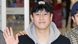 Am 27. Dezember verstarb der koreanische Schauspieler Lee Sun-kyun. Er wurde Medienberichten zufolge in einem Auto an einem Park in seiner Heimatstadt Seoul tot aufgefunden. Lee wurde 2019 mit dem Spielfilm "Parasite" weltberühmt. Die Gesellschaftssatire wurde 2020 als erster nicht-englischsprachiger Film mit dem Oscar für den besten Film und außerdem für den besten internationalen Film, die beste Regie und das beste Originaldrehbuch ausgezeichnet.   Zuletzt soll Lee immer wieder Probleme auf Grund seines Drogenkonsums gehabt haben, wie Medien berichten. Das sei auch der Grund, warum mehr und mehr Produktions- und Werbefirmen Abstand von dem Schauspieler nahmen. Zwischen dem 23. und 24. Dezember soll er für 19 Stunden in einer polizeilichen Untersuchung gewesen sein.   Der 48-Jährige soll sich mutmaßlich suizidiert haben. Er soll eine Notiz hinterlassen haben, die sich wie ein Testament liest. Insbesondere in seinem Heimatland Südkorea löste die Todesmeldung große Bestürzung aus.