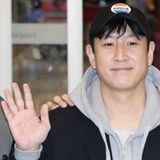 Am 27. Dezember verstarb der koreanische Schauspieler Lee Sun-kyun. Er wurde Medienberichten zufolge in einem Auto an einem Park in seiner Heimatstadt Seoul tot aufgefunden. Lee wurde 2019 mit dem Spielfilm "Parasite" weltberühmt. Die Gesellschaftssatire wurde 2020 als erster nicht-englischsprachiger Film mit dem Oscar für den besten Film und außerdem für den besten internationalen Film, die beste Regie und das beste Originaldrehbuch ausgezeichnet.   Zuletzt soll Lee immer wieder Probleme auf Grund seines Drogenkonsums gehabt haben, wie Medien berichten. Das sei auch der Grund, warum mehr und mehr Produktions- und Werbefirmen Abstand von dem Schauspieler nahmen. Zwischen dem 23. und 24. Dezember soll er für 19 Stunden in einer polizeilichen Untersuchung gewesen sein.   Der 48-Jährige soll sich mutmaßlich suizidiert haben. Er soll eine Notiz hinterlassen haben, die sich wie ein Testament liest. Insbesondere in seinem Heimatland Südkorea löste die Todesmeldung große Bestürzung aus.
