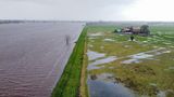 Hochwasser bedroht ein Wohnhaus auf der Weserinsel Hagen-Grinden in Niedersachsen