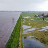 Hochwasser bedroht ein Wohnhaus auf der Weserinsel Hagen-Grinden in Niedersachsen