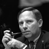 Dieses Foto zeigt Wolfgang Schäuble im April 1989, damals war er Bundesinnenminister in der Regierung von Kanzler Helmut Kohl. Gut eineinhalb Jahre später wird ein Attentat auf Schäuble das Leben des Politikers für immer verändern. Der CDU-Politiker wird danach den Rest seines Lebens im Rollstuhl sitzen. Dennoch bleibt er aktiv in der Politik, zuletzt als Bundestagspräsident zwischen 2017 und 2021. Schäuble wurde am 18. September 1942 in Freiburg geboren. Er verstarb am zweiten Weihnachtstag 2023.