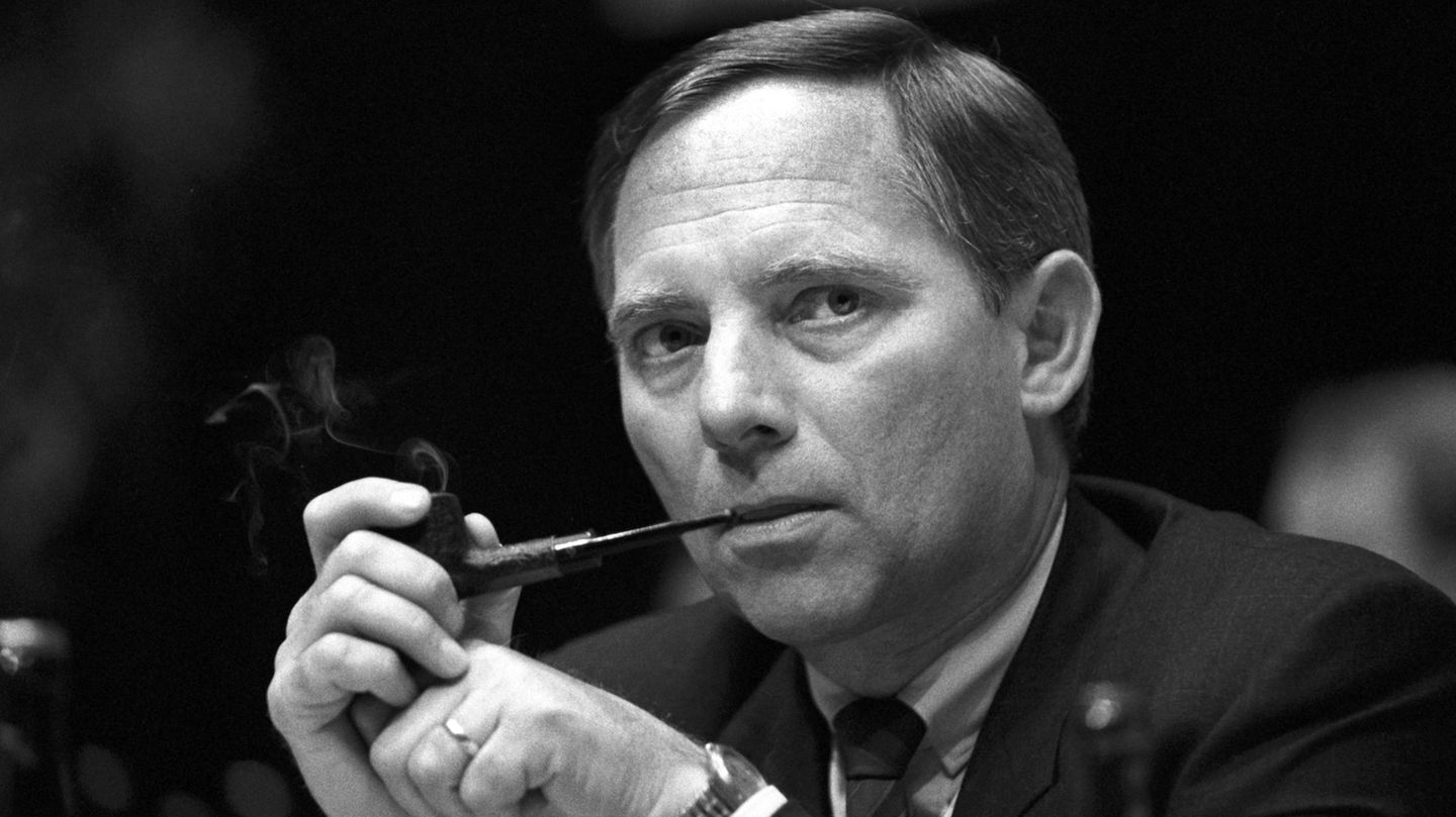 Dieses Foto zeigt Wolfgang Schäuble im April 1989, damals war er Bundesinnenminister in der Regierung von Kanzler Helmut Kohl. Gut eineinhalb Jahre später wird ein Attentat auf Schäuble das Leben des Politikers für immer verändern. Der CDU-Politiker wird danach den Rest seines Lebens im Rollstuhl sitzen. Dennoch bleibt er aktiv in der Politik, zuletzt als Bundestagspräsident zwischen 2017 und 2021. Schäuble wurde am 18. September 1942 in Freiburg geboren. Er verstarb am zweiten Weihnachtstag 2023.