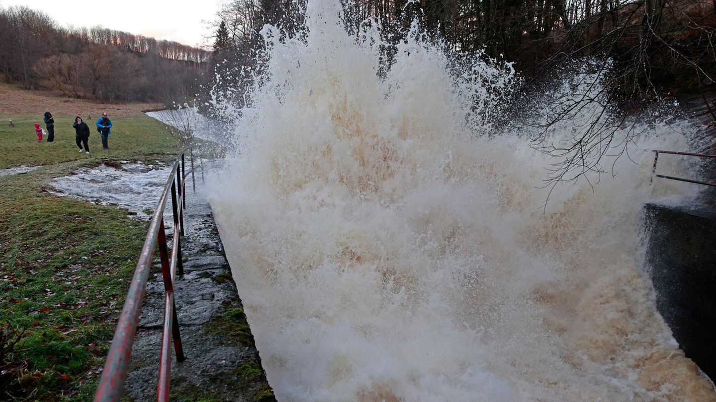 Wasserablass an der Talsperre Mandelholz in Sachsen-Anhalt