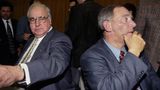 Im Zuge der CDU-Spendenaffäre kommt es zum Bruch zwischen den einstigen Freunden. Schäubles 2013 verstorbener Bruder Thomas, einst Innenminister von Baden-Württemberg, sagte später dazu: "Ich verabscheue Herrn Kohl. Und ich kann da für die ganze Familie sprechen."