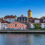 Bunte Häuser an einem Fluss