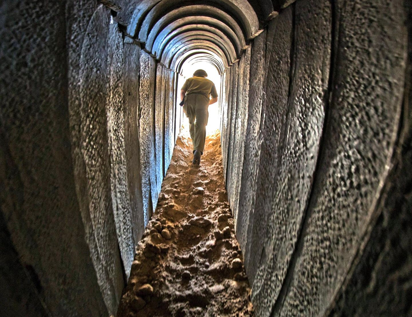 Israel: Wird die Hamas besiegt? Ein Soldat läuft durch einen Tunnel der Hamas in Gaza