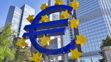 Euro Symbol am Willy Brandt Platz Frankfurt am Main