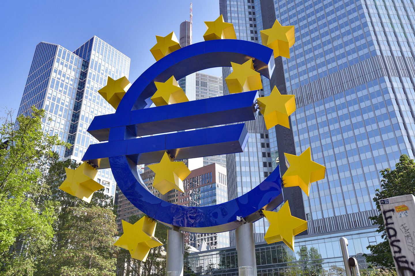 Finanzen: Werden die Zinsen sinken? Euro Symbol am Willy Brandt Platz Frankfurt am Main