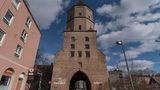 Ein historisches Stadttor aus Backsteinen