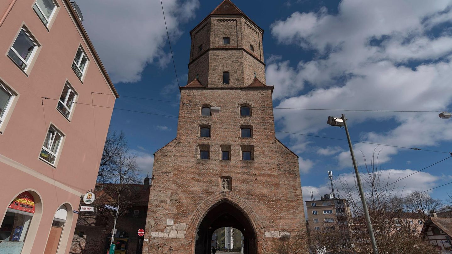 Ein historisches Stadttor aus Backsteinen Ein historisches Stadttor aus Backsteinen