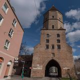 Ein historisches Stadttor aus Backsteinen
