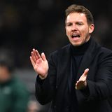 Bundestrainer Julian Nagelsmann in schwarzem Outfit feuert seine Mannschaft an