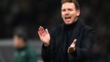Bundestrainer Julian Nagelsmann in schwarzem Outfit feuert seine Mannschaft an