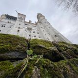 Blick von unten auf ein hoch aufragendes Schloss